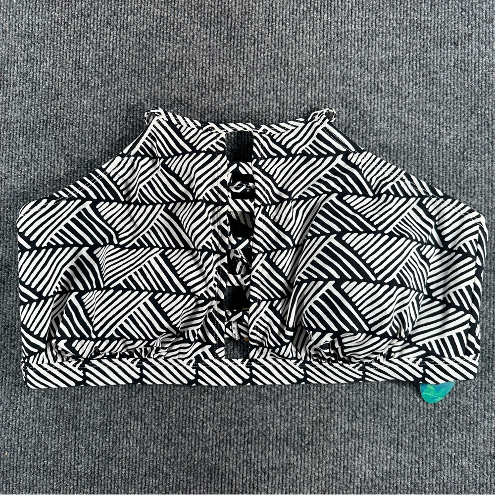 NEW‎ Mynah Geometric Black and White Clasp Back Bikini Top - Picture 2 of 8